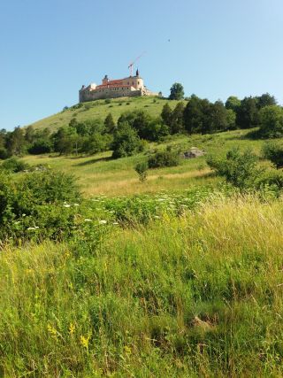 Stúpanie z obce Krásnohorské Podhradie na hrad Krásna Hôrka