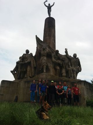 Účastníci túry pred pamätníkom východoslovenského roľníckeho povstania