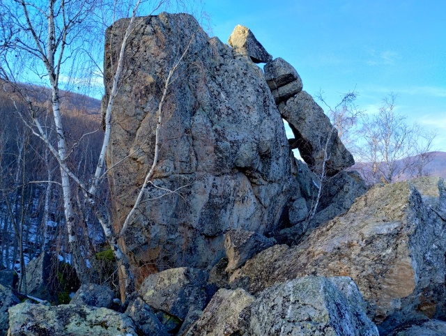 Skalnatá postava na vrchole Čertovho hradu