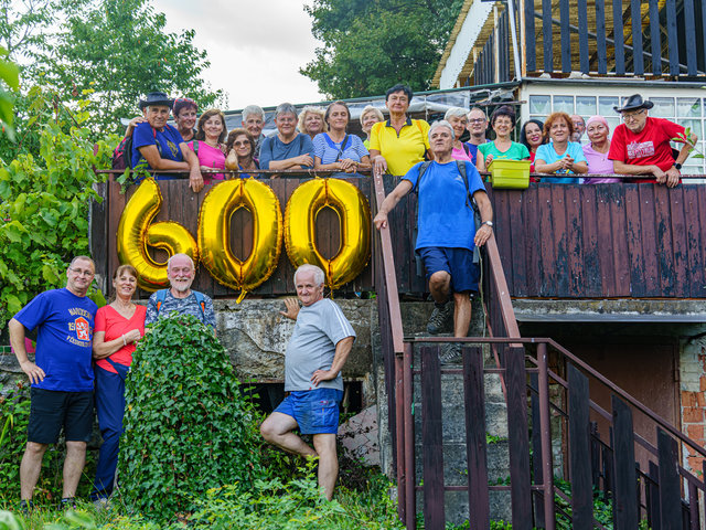 Oslávenec a gratulanti